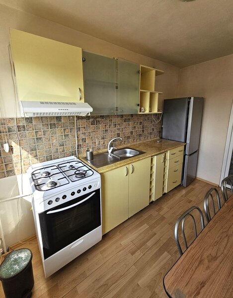 Calea 13 Septembrie, Drumul Sarii, stradal, ac, bloc din 1990